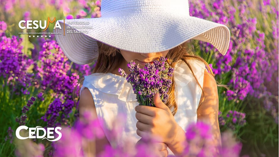 niña-disfrutando-aroma-de-labandas