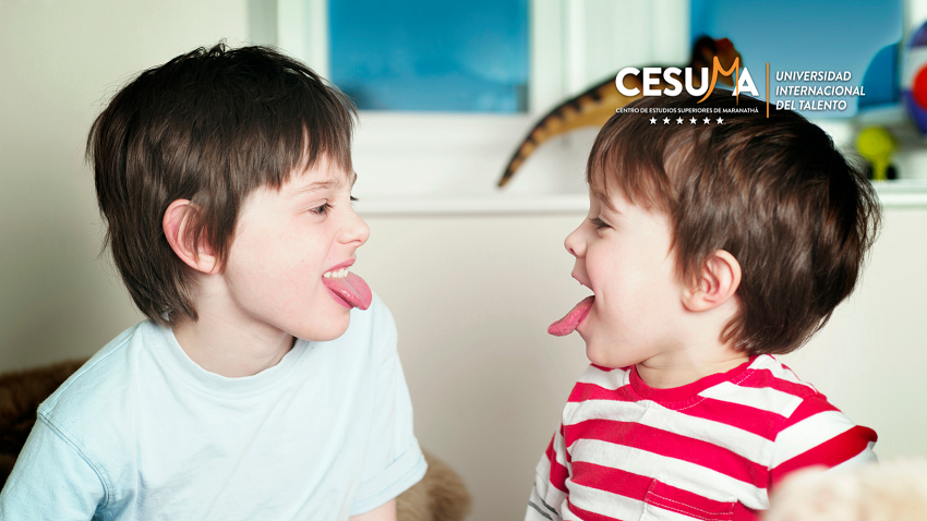 niños-frente-a-frente-enseñandose-la-lengua