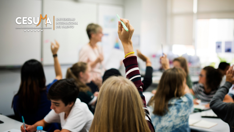 niños-levantando-la-mano-para-participar