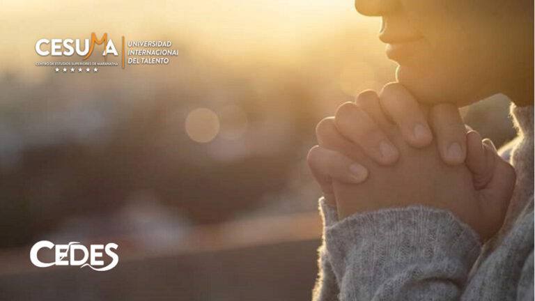 persona-orando-frente-al-sol