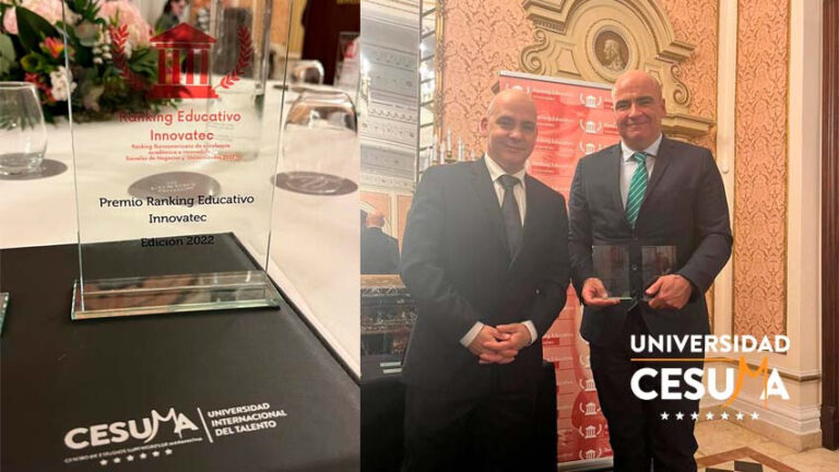 personas-mostrando-premio-obtenido-del-ranking-educativo