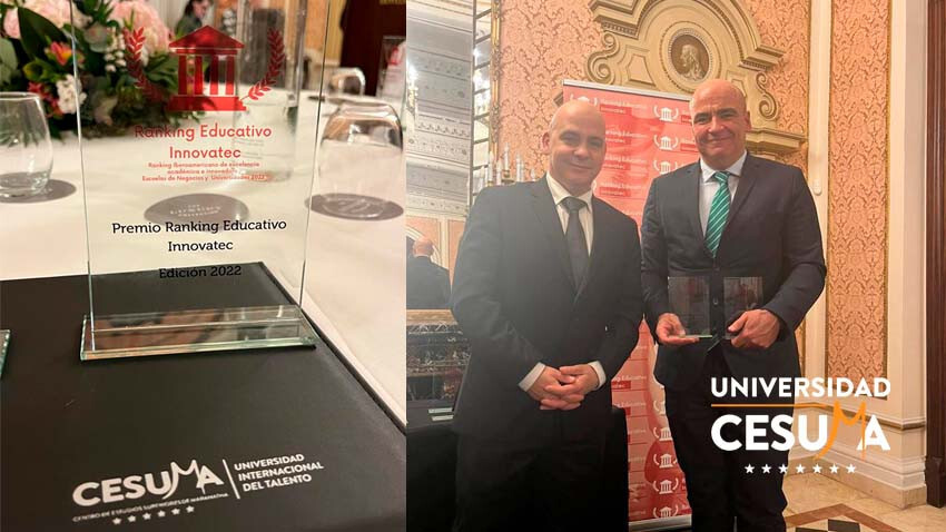 personas-mostrando-premio-obtenido-del-ranking-educativo