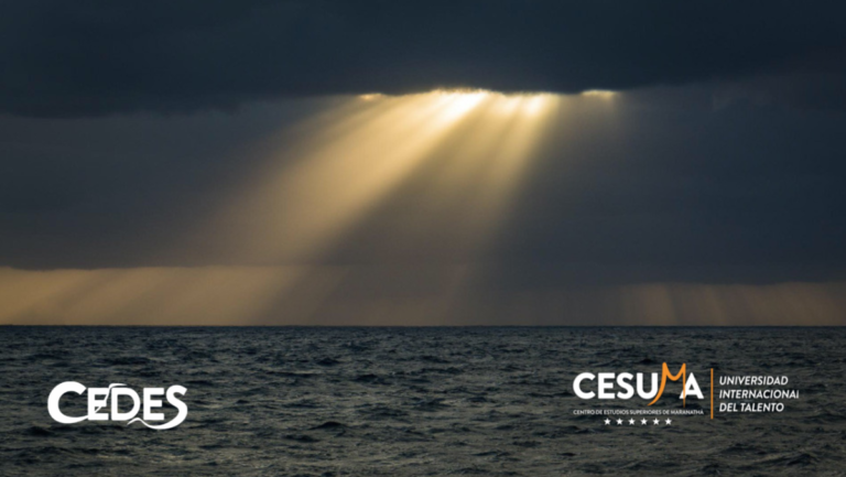 rayo-de-luz-sobre-el-mar-y-enmedio-de-tarde-nublada