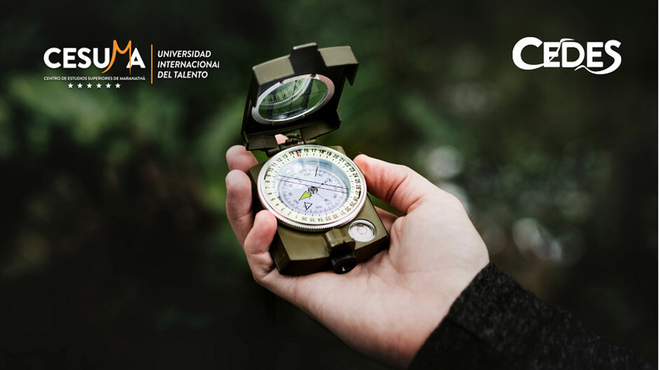 revisando-brújula-en-mano revisando-brújula-en-mano