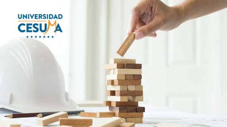 construyendo jenga junto a casco