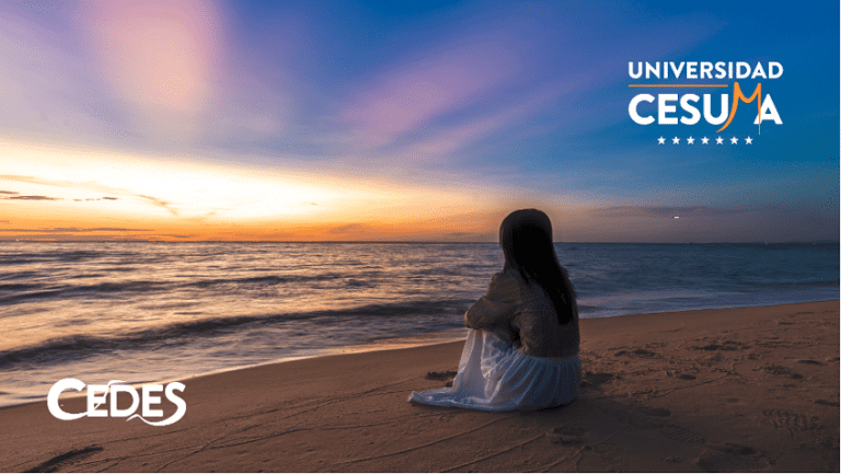 mujer viendo la puesta de sol