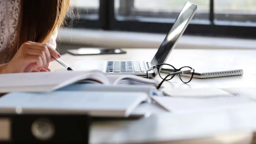 Maestrías y MBA Imagenes-de-CESUMA-18 ¿Qué es más efectivo: el aprendizaje en línea o el aprendizaje presencial?