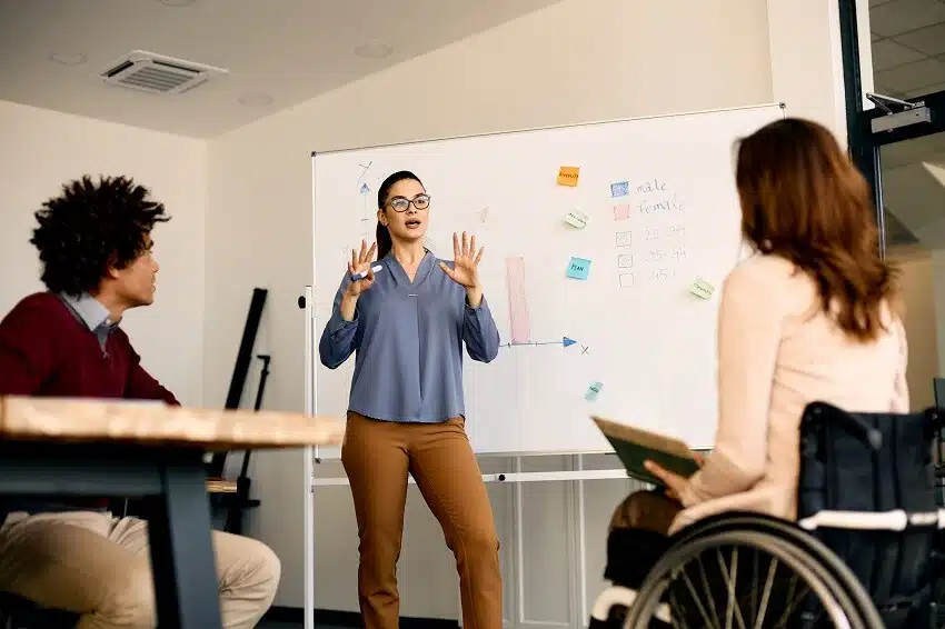 Maestrías y MBA profesor-dando-clases Educación Inclusiva: Abriendo puertas para todos