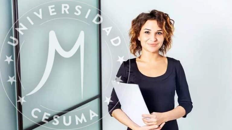 chica alegre con una carpeta