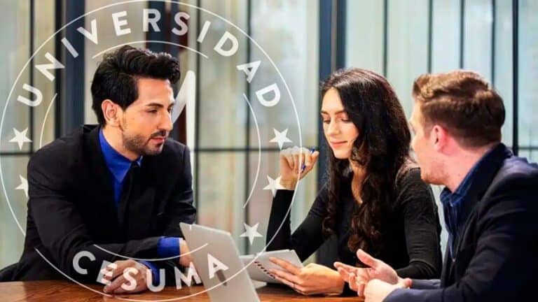 equipo de RH revisando pendientes