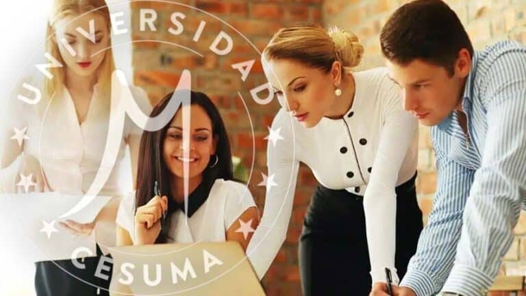 equipo de trabajo revisando trabajo de compañera