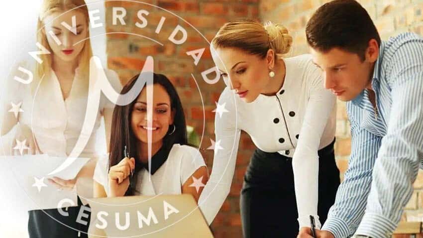 equipo de trabajo revisando trabajo de compañera equipo de trabajo revisando trabajo de compañera