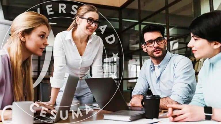 profesionales escuchando a su compañera de trabajo