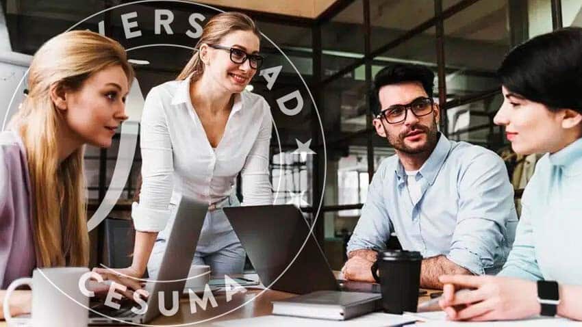 profesionales escuchando a su compañera de trabajo