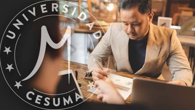 responsable inspeccionando normativas de una empresa