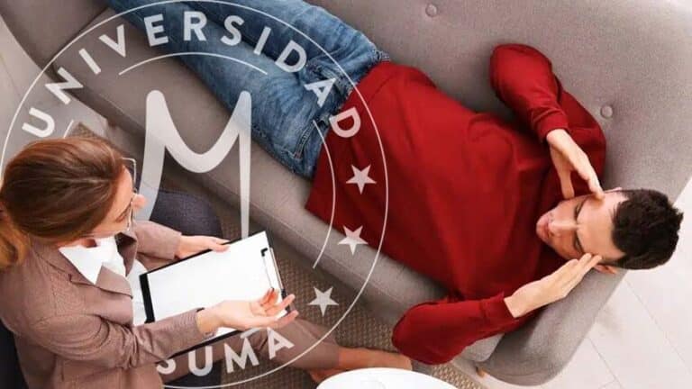 terapeuta-escuchando-a-paciente