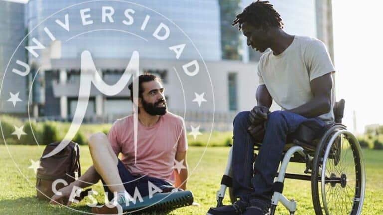 Amigos felices con discapacidad platicando