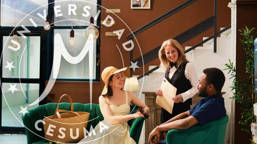 Empleado del hotel dando la bienvenida a pareja Empleado del hotel dando la bienvenida a pareja