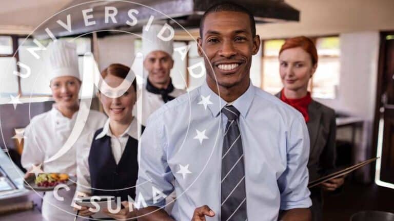 Grupo de personal del hotel trabajando en la cocina