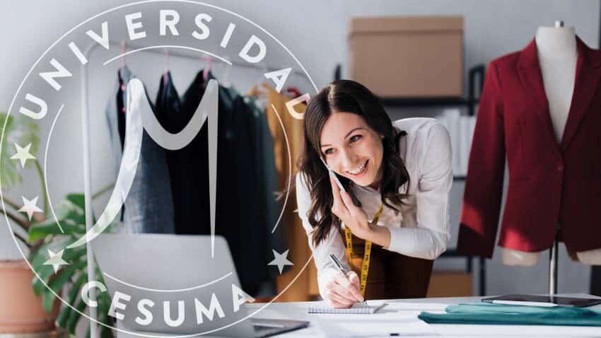 chica atendiendo llamada de ventas de sus productos en linea chica atendiendo llamada de ventas de sus productos en linea