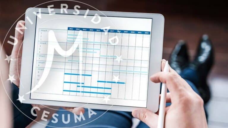 empresario editando en tablet un diagrama de gantt