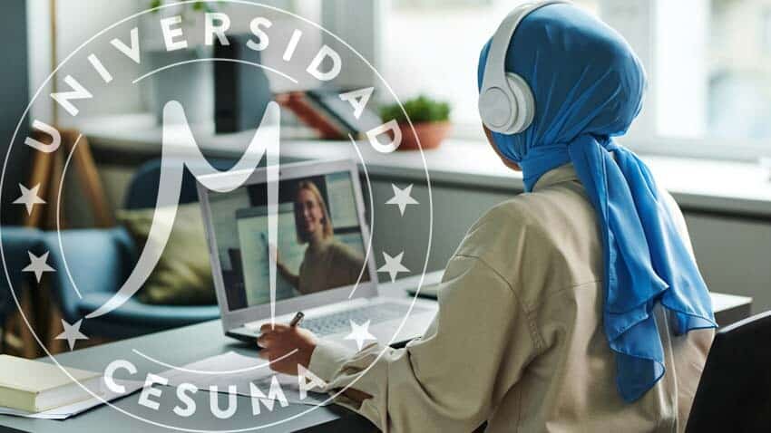 estudiante musulmana en clase en línea