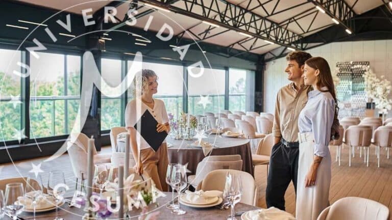 pareja sonriente hablando con coordinador de protocolo