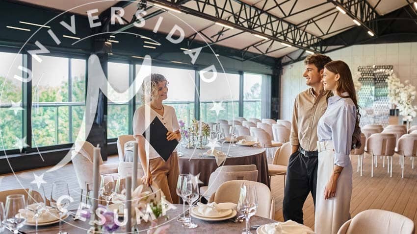 pareja sonriente hablando con coordinador de protocolo pareja sonriente hablando con coordinador de protocolo