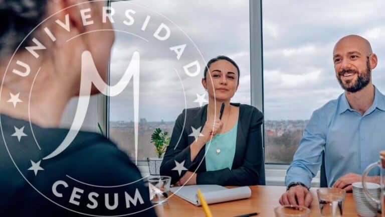 recursos humanos haciendo una entrevista a un candidato