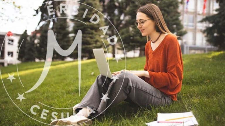 Chica estudiando en el parque