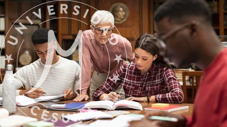 Estudiantes universitarios que estudian con profesor