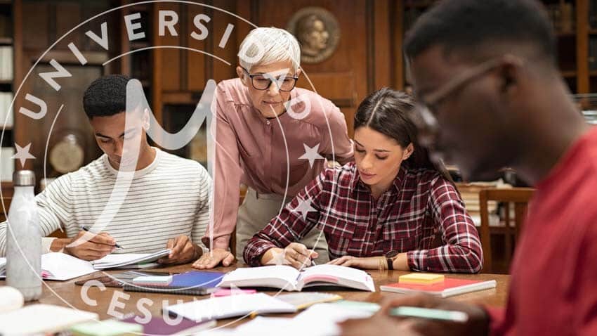 Estudiantes universitarios que estudian con profesor