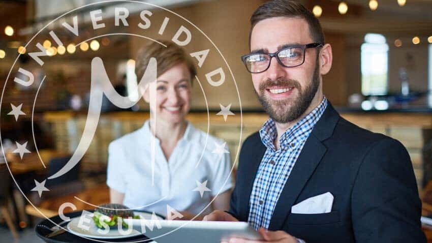 Gerente mostrando tableta a empleada