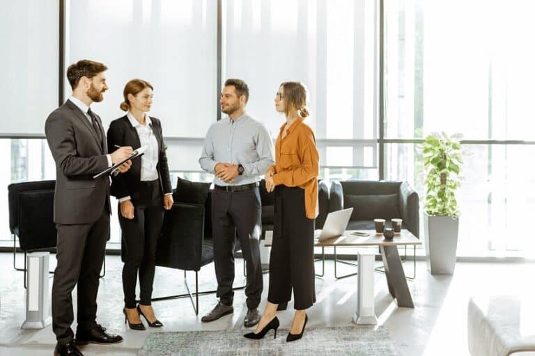 Pareja con consultores de negocios en la oficina