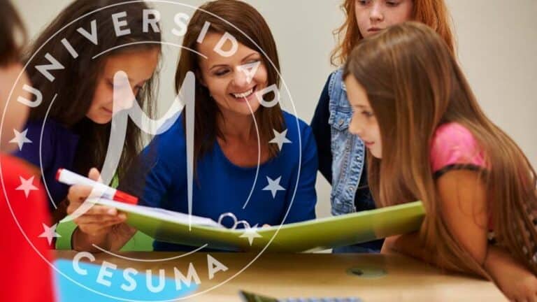 Profesor mostrando a los estudiantes interesante libro