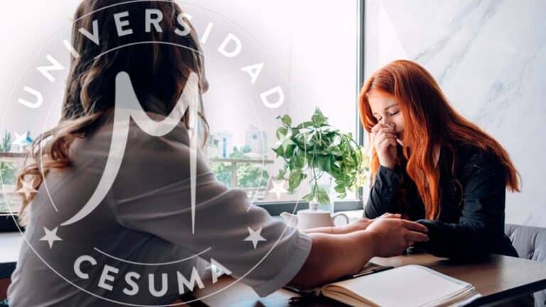 Terapeuta en sesión con una mujer joven