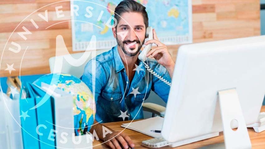 agente de viajes con llamada telefónica