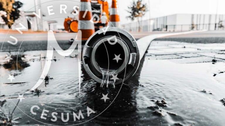 agua saliendo de un tubo