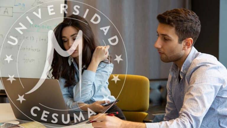 amigos-revisando-en-lap-escuelas