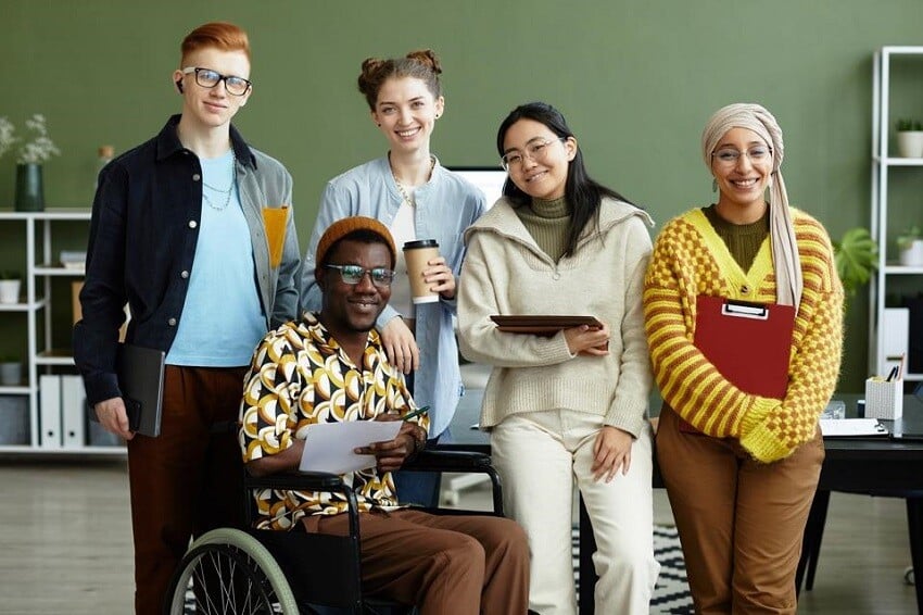 Maestrías y MBA companeros-de-clase-de-distintas-culturas Profesiones vinculadas a la Maestría en Educación Inclusiva e Intercultural  