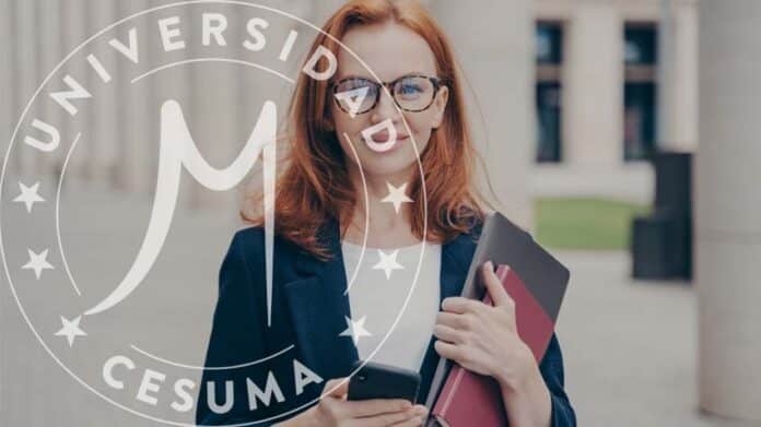 consultora de negocios sosteniendo un teléfono inteligente y una computadora portátil