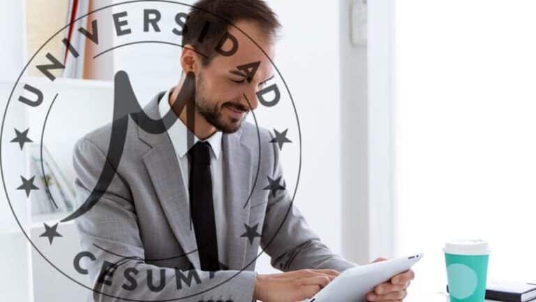 directivo revisando tableta digital