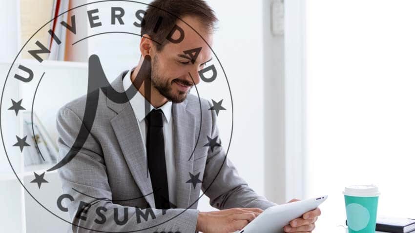 directivo revisando tableta digital directivo revisando tableta digital