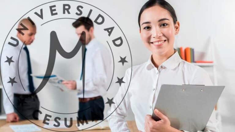 empresaria joven sonriente que sostiene el tablero disponible con dos hombres de negocios