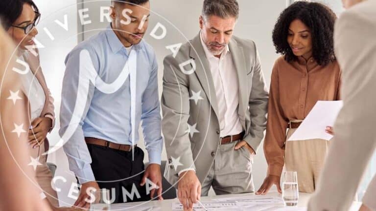 equipo junto a un asesor revisando proyecto