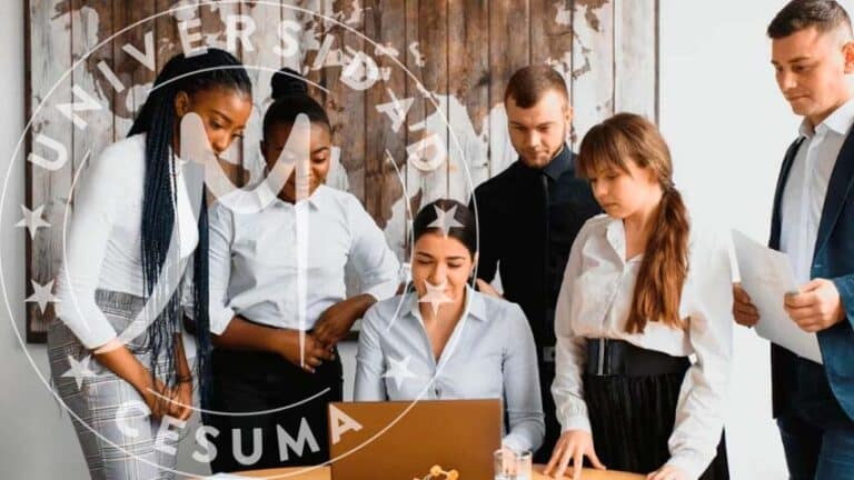 gerente de comercio exterior explicando a su equipo estrategia