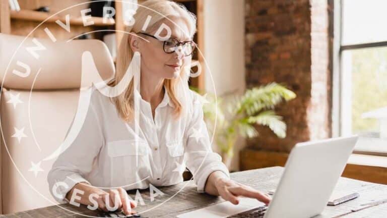 mujer calculando pago