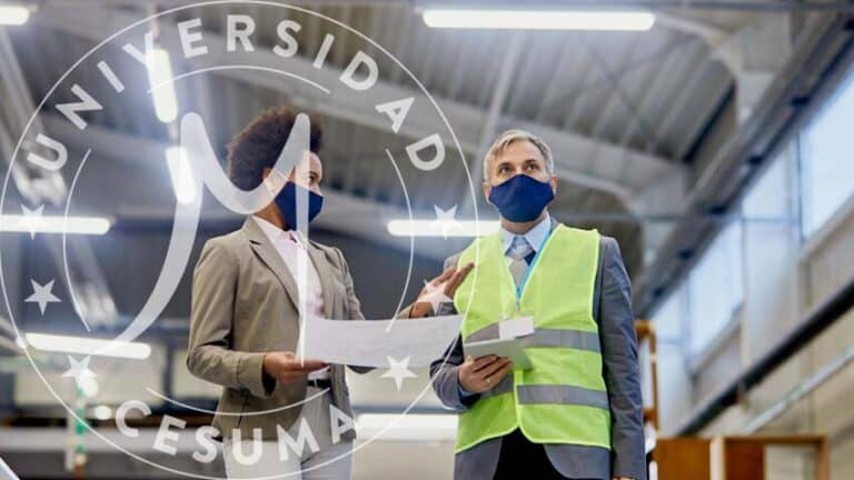 mujer hablando con un inspector de control de calidad que visita la fábrica