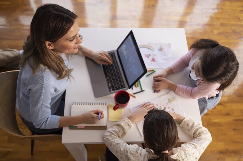 Maestrías y MBA vista-superior-madre-trabajando-ninos Oportunidades profesionales de la Maestría en Neuropedagogía  