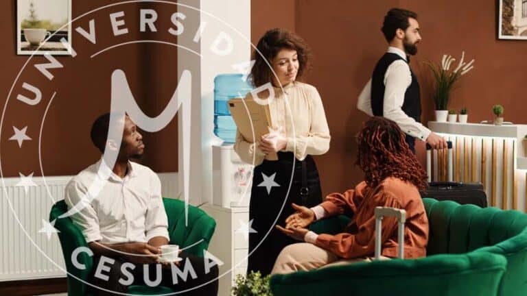 Gerente de hospitalidad frente a turistas